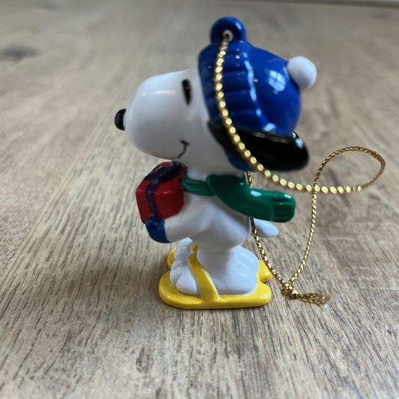 United feature Snoopy Snow Sandals Present Hat Scarf Christmas Tree Ornament - Picture 5 of 7